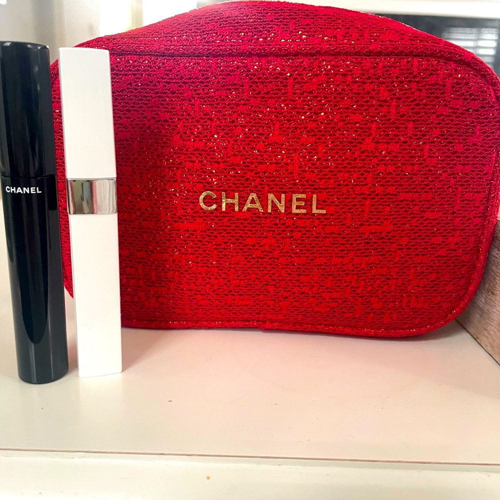 Chanel brand new holiday mascara gift set. Never used. There were not any tags.
